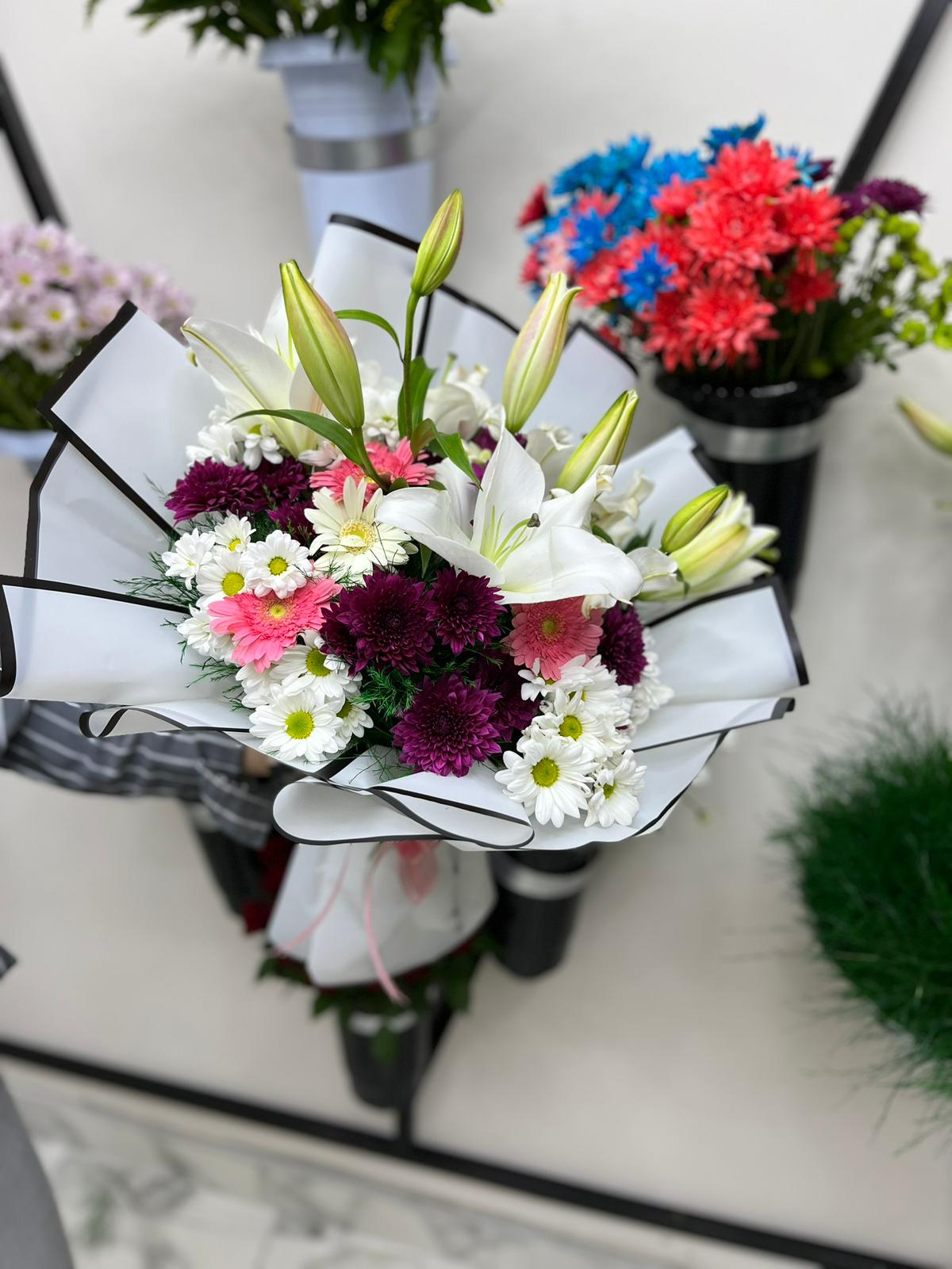 Lilyum ve Karışık Çiçekler