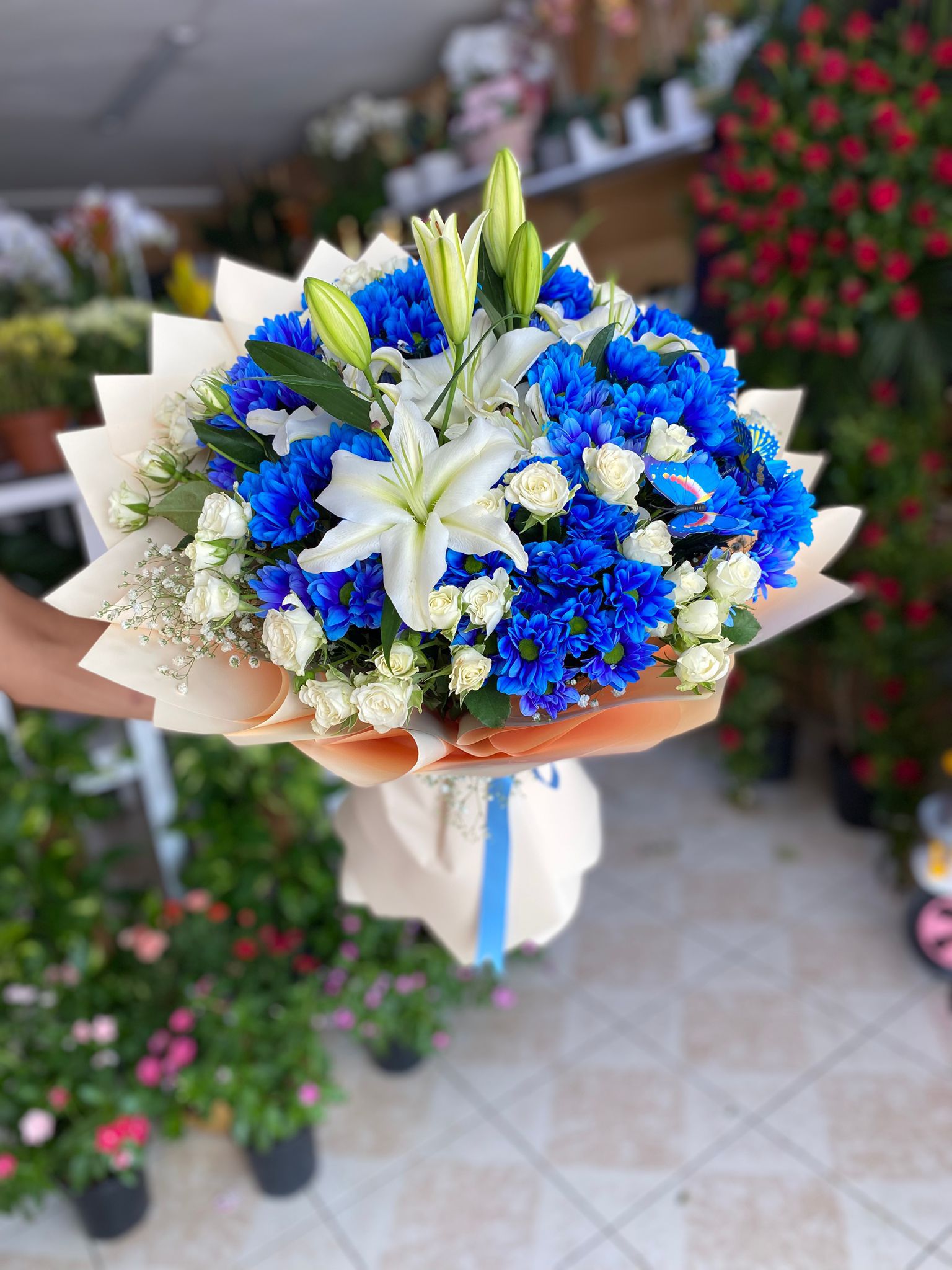 Lilyum Beyaz Gül ve Mavi Papatya Buketi