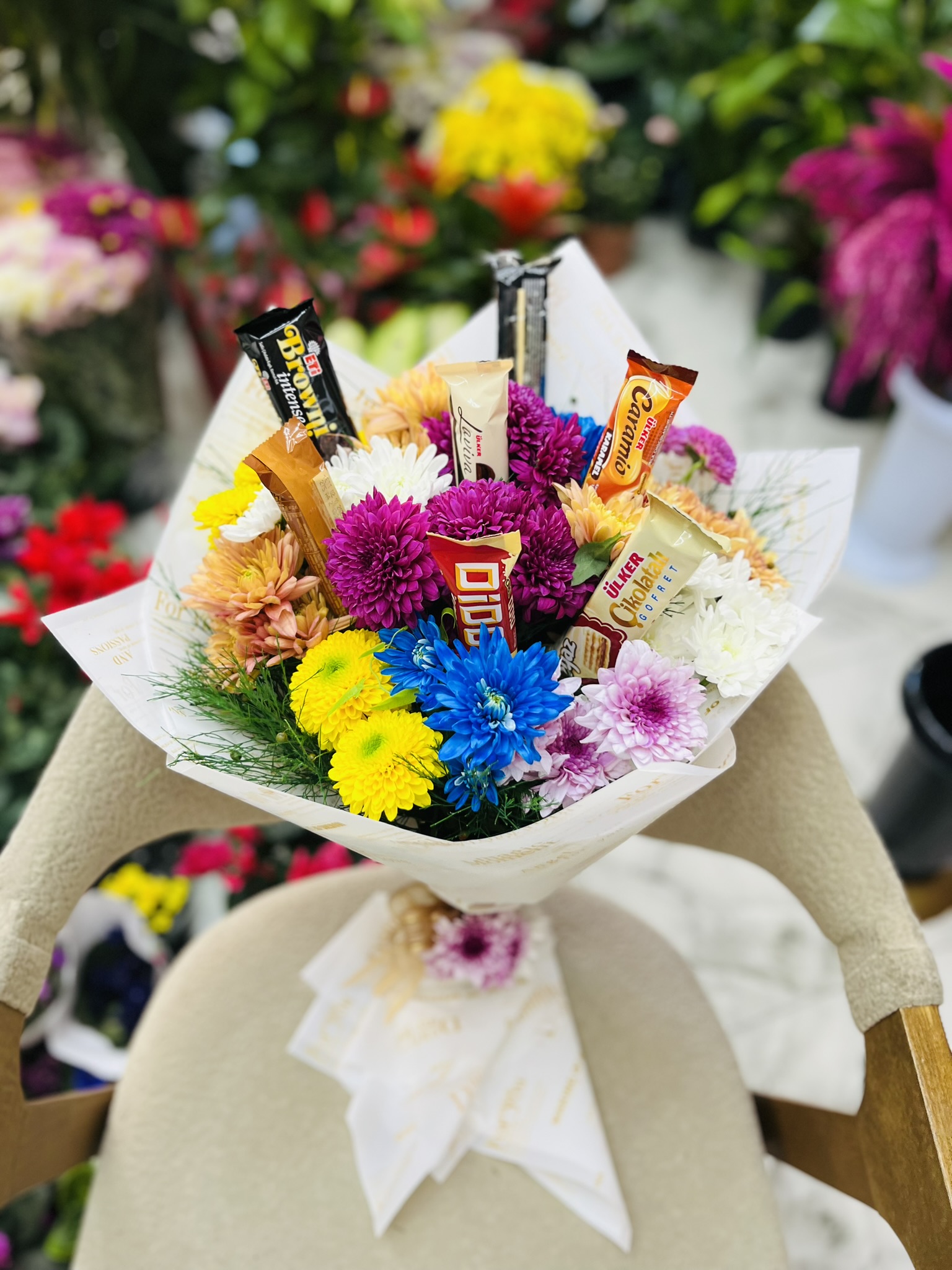 karışık çiçekler ve çikolata buketi