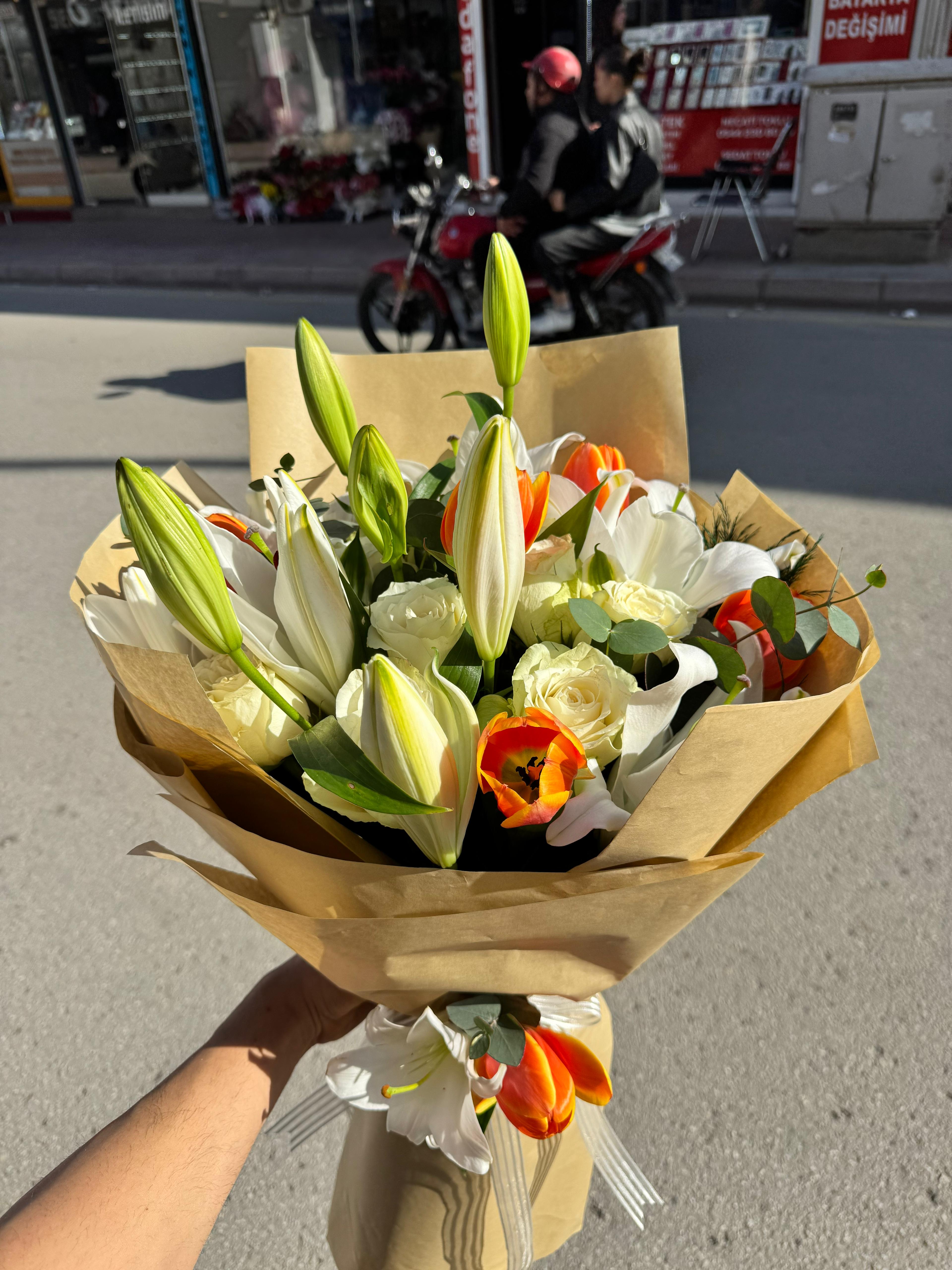 lale ve beyaz güller