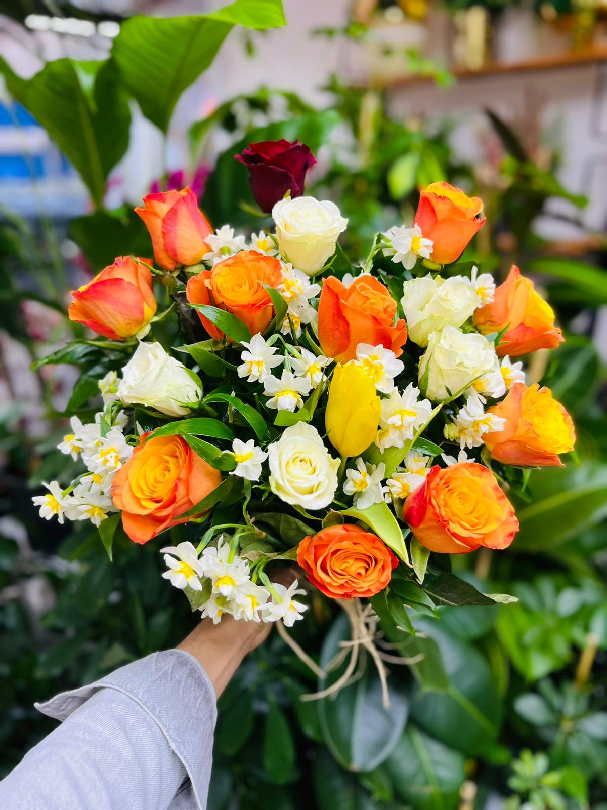 15 Turuncu ve Beyaz gül buketi