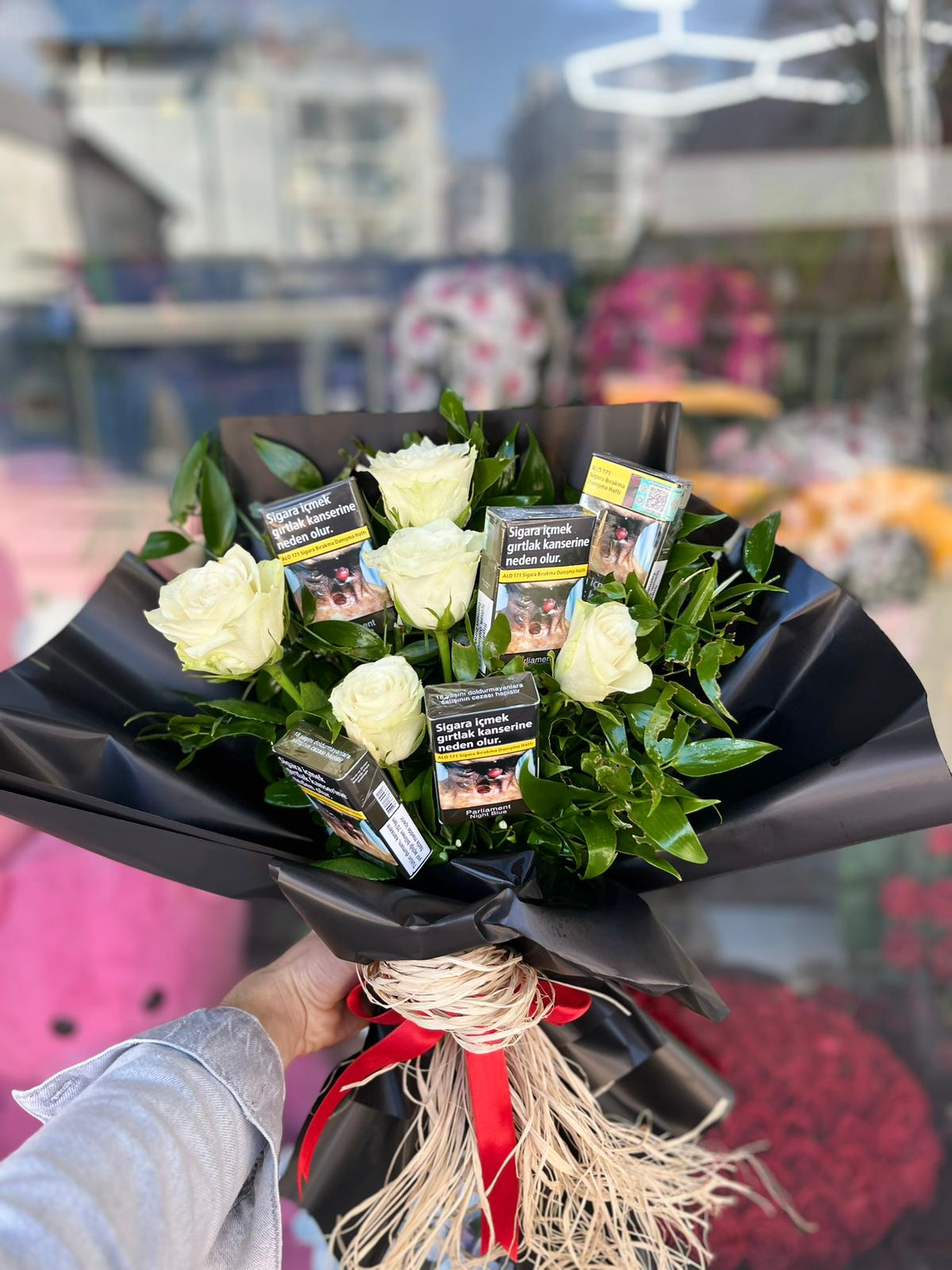 Beyaz gül ve sigara buketi